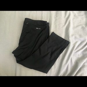 black capri Nike leggings